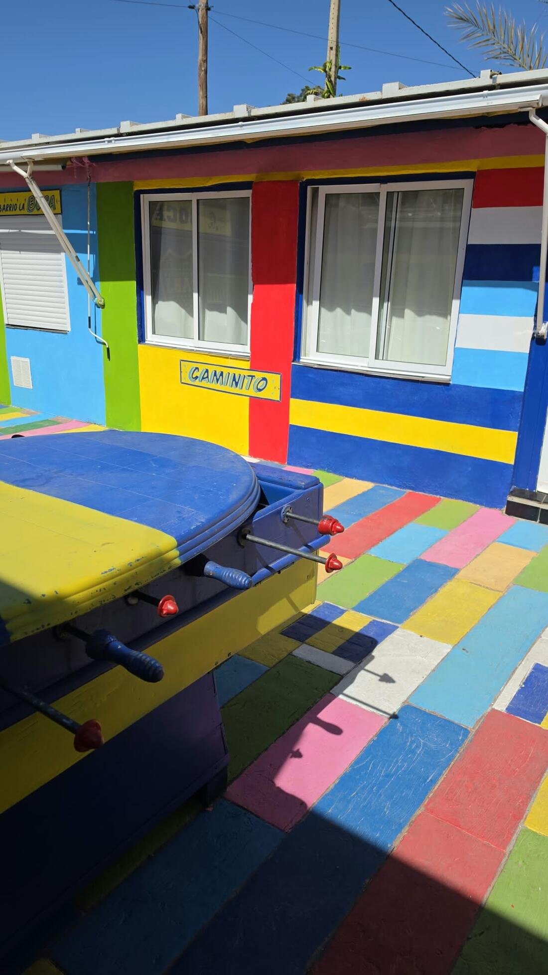 Fachada de los bungalows, pintada a mano con los colores de Caminito