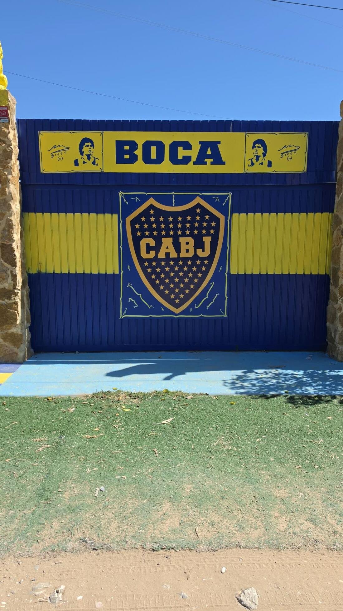 Portón azul y amarillo de Casa Xeneize Punta Candor